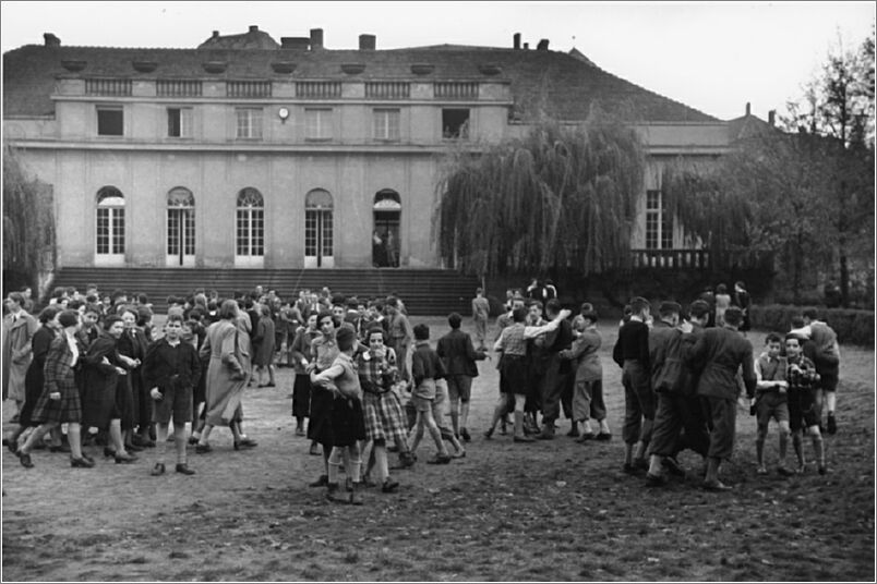 Teenage boys and girls stand outside on the grounds of the Goldschmidt Jewish private school in Berlin-Grunewald